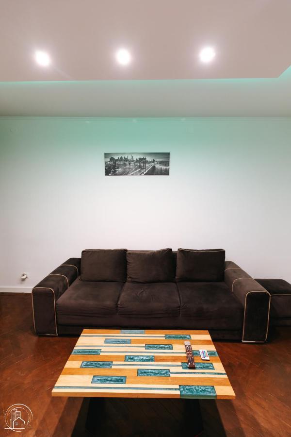 Zaza Apartament - Central Area, With Balcony Targu Jiu Bagian luar foto