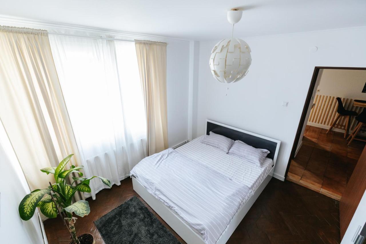 Zaza Apartament - Central Area, With Balcony Targu Jiu Bagian luar foto