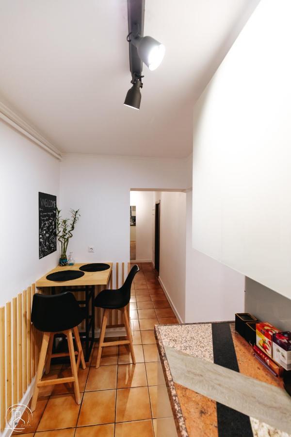 Zaza Apartament - Central Area, With Balcony Targu Jiu Bagian luar foto
